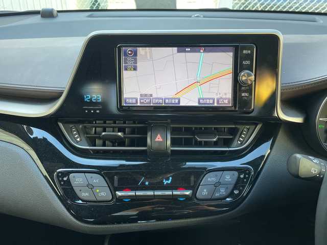 トヨタ Ｃ－ＨＲ G 埼玉県 2017(平29)年 5.3万km センシュアルレッドマイカ 黒レザーシート/前席シートヒーター/Ｄ席パワーシート/純正７インチメモリナビ＆フルセグＴＶ/ （ＤＶＤ＆ＣＤ＆ＢＴ）/バックカメラ/ビルトインＥＴＣ（２．０）/衝突軽減システム/レーダークルーズコントロール/レーンキープアシスト/クリアランスソナー/ＡＣ１００Ｖ充電/電動パーキングブレーキ/オートホールド/純正１８inアルミホイール/オートマチックハイビーム/オートライト/ＬＥＤライト/フォグランプ/電動格納ミラー/スマートキー/プッシュスタート/Ｗ＆サイド＋カーテンエアバッグ/横滑り防止装置/ＡＢＳ/ドアバイザー/フロアマット/新車保証書/取扱説明書/スマートスペアキー有