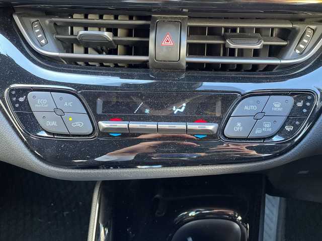 トヨタ Ｃ－ＨＲ G 埼玉県 2017(平29)年 5.3万km センシュアルレッドマイカ 黒レザーシート/前席シートヒーター/Ｄ席パワーシート/純正７インチメモリナビ＆フルセグＴＶ/ （ＤＶＤ＆ＣＤ＆ＢＴ）/バックカメラ/ビルトインＥＴＣ（２．０）/衝突軽減システム/レーダークルーズコントロール/レーンキープアシスト/クリアランスソナー/ＡＣ１００Ｖ充電/電動パーキングブレーキ/オートホールド/純正１８inアルミホイール/オートマチックハイビーム/オートライト/ＬＥＤライト/フォグランプ/電動格納ミラー/スマートキー/プッシュスタート/Ｗ＆サイド＋カーテンエアバッグ/横滑り防止装置/ＡＢＳ/ドアバイザー/フロアマット/新車保証書/取扱説明書/スマートスペアキー有