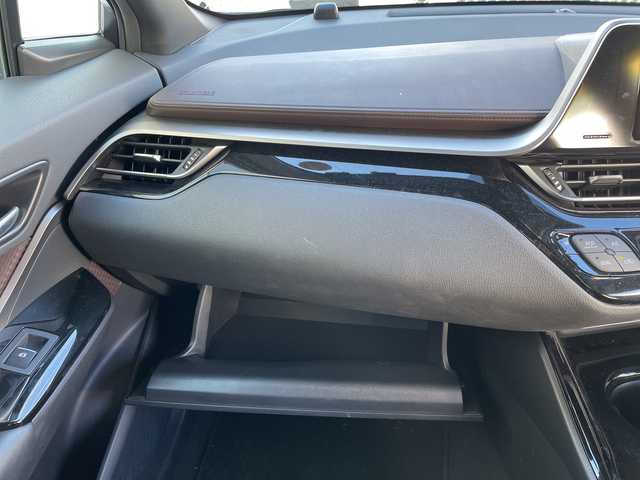 トヨタ Ｃ－ＨＲ G 埼玉県 2017(平29)年 5.3万km センシュアルレッドマイカ 黒レザーシート/前席シートヒーター/Ｄ席パワーシート/純正７インチメモリナビ＆フルセグＴＶ/ （ＤＶＤ＆ＣＤ＆ＢＴ）/バックカメラ/ビルトインＥＴＣ（２．０）/衝突軽減システム/レーダークルーズコントロール/レーンキープアシスト/クリアランスソナー/ＡＣ１００Ｖ充電/電動パーキングブレーキ/オートホールド/純正１８inアルミホイール/オートマチックハイビーム/オートライト/ＬＥＤライト/フォグランプ/電動格納ミラー/スマートキー/プッシュスタート/Ｗ＆サイド＋カーテンエアバッグ/横滑り防止装置/ＡＢＳ/ドアバイザー/フロアマット/新車保証書/取扱説明書/スマートスペアキー有