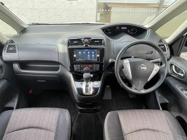 日産 セレナ HWS S HV Vセレ +SeftyⅡ 大阪府 2015(平27)年 11.9万km ブリリアントホワイトパール 純正SDナビ/（フルセグ/BT/CD/DVD）/フリップダウンモニター/バックカメラ/全方位カメラ/両側パワースライドドア/クルーズコントロール/レーンキープアシスト/エマージェンシーブレーキ/アイドリングストップ/横滑り防止システム/前後コーナーセンサー/前後ドライブレコーダー/純正16インチAW/ETC/プッシュスタート/保証書/取扱説明書/スペアキー　有