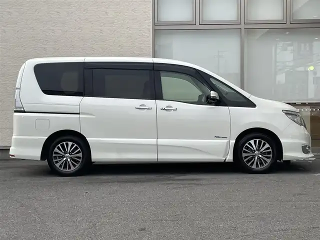 日産 セレナ HWS S HV Vセレ +SeftyⅡ 大阪府 2015(平27)年 11.9万km ブリリアントホワイトパール 純正SDナビ/（フルセグ/BT/CD/DVD）/フリップダウンモニター/バックカメラ/全方位カメラ/両側パワースライドドア/クルーズコントロール/レーンキープアシスト/エマージェンシーブレーキ/アイドリングストップ/横滑り防止システム/前後コーナーセンサー/前後ドライブレコーダー/純正16インチAW/ETC/プッシュスタート/保証書/取扱説明書/スペアキー　有