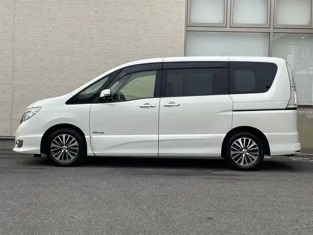 日産 セレナ HWS S HV Vセレ +SeftyⅡ 大阪府 2015(平27)年 11.9万km ブリリアントホワイトパール 純正SDナビ/（フルセグ/BT/CD/DVD）/フリップダウンモニター/バックカメラ/全方位カメラ/両側パワースライドドア/クルーズコントロール/レーンキープアシスト/エマージェンシーブレーキ/アイドリングストップ/横滑り防止システム/前後コーナーセンサー/前後ドライブレコーダー/純正16インチAW/ETC/プッシュスタート/保証書/取扱説明書/スペアキー　有