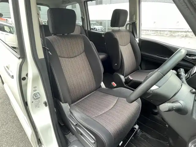 日産 セレナ HWS S HV Vセレ +SeftyⅡ 大阪府 2015(平27)年 11.9万km ブリリアントホワイトパール 純正SDナビ/（フルセグ/BT/CD/DVD）/フリップダウンモニター/バックカメラ/全方位カメラ/両側パワースライドドア/クルーズコントロール/レーンキープアシスト/エマージェンシーブレーキ/アイドリングストップ/横滑り防止システム/前後コーナーセンサー/前後ドライブレコーダー/純正16インチAW/ETC/プッシュスタート/保証書/取扱説明書/スペアキー　有