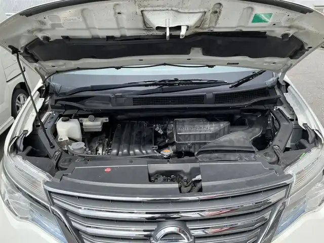 日産 セレナ HWS S HV Vセレ +SeftyⅡ 大阪府 2015(平27)年 11.9万km ブリリアントホワイトパール 純正SDナビ/（フルセグ/BT/CD/DVD）/フリップダウンモニター/バックカメラ/全方位カメラ/両側パワースライドドア/クルーズコントロール/レーンキープアシスト/エマージェンシーブレーキ/アイドリングストップ/横滑り防止システム/前後コーナーセンサー/前後ドライブレコーダー/純正16インチAW/ETC/プッシュスタート/保証書/取扱説明書/スペアキー　有