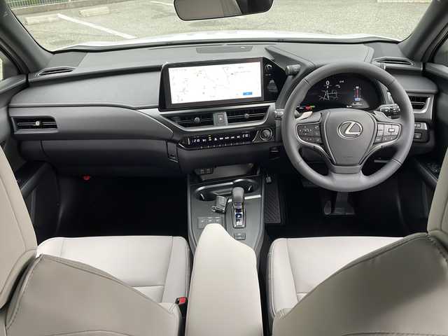 レクサス ＵＸ 300h バージョンC 大阪府 2025(令7)年 0.1万km ソニッククォーツ 純正メモリナビ/・DVD/CD/FM/AM/Bluetooth/Miracast/・フルセグテレビ/ビルトインETC2.0/ドライブレコーダー/全周囲カメラ/衝突軽減ブレーキ/レーンキープアシスト/レーダークルーズコントロール/盗難防止装置/革巻きステアリング/ステアリングリモコン/パドルシフト/ハンドルヒーター/メモリシート（D席+N席）/パワーシート（D席+N席）/シートヒーター（D席+N席）/エアシート（D席+N席）/レザーシート/前後コーナーセンサー/LEDヘッドライト/フォグランプ/オートライト/オートエアコン/スマートキー×2/カードキー×1/プッシュスタート/12V電源/USBジャック×3/純正17インチアルミホイール/純正フロアマット/取扱説明書/ナビ取扱説明書/保証書