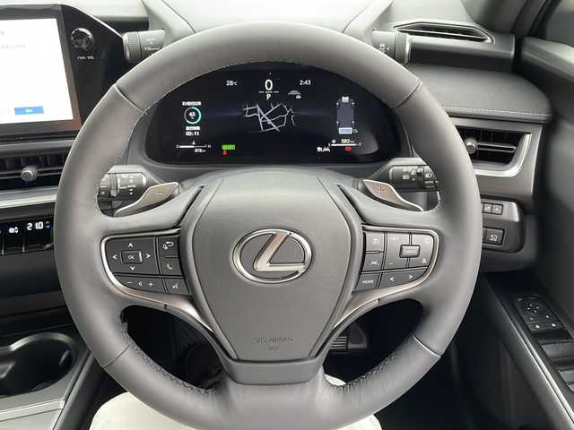 レクサス ＵＸ 300h バージョンC 大阪府 2025(令7)年 0.1万km ソニッククォーツ 純正メモリナビ/・DVD/CD/FM/AM/Bluetooth/Miracast/・フルセグテレビ/ビルトインETC2.0/ドライブレコーダー/全周囲カメラ/衝突軽減ブレーキ/レーンキープアシスト/レーダークルーズコントロール/盗難防止装置/革巻きステアリング/ステアリングリモコン/パドルシフト/ハンドルヒーター/メモリシート（D席+N席）/パワーシート（D席+N席）/シートヒーター（D席+N席）/エアシート（D席+N席）/レザーシート/前後コーナーセンサー/LEDヘッドライト/フォグランプ/オートライト/オートエアコン/スマートキー×2/カードキー×1/プッシュスタート/12V電源/USBジャック×3/純正17インチアルミホイール/純正フロアマット/取扱説明書/ナビ取扱説明書/保証書