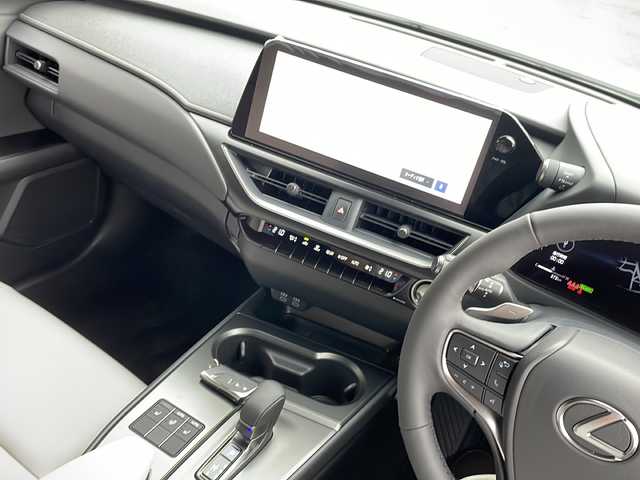レクサス ＵＸ 300h バージョンC 大阪府 2025(令7)年 0.1万km ソニッククォーツ 純正メモリナビ/・DVD/CD/FM/AM/Bluetooth/Miracast/・フルセグテレビ/ビルトインETC2.0/ドライブレコーダー/全周囲カメラ/衝突軽減ブレーキ/レーンキープアシスト/レーダークルーズコントロール/盗難防止装置/革巻きステアリング/ステアリングリモコン/パドルシフト/ハンドルヒーター/メモリシート（D席+N席）/パワーシート（D席+N席）/シートヒーター（D席+N席）/エアシート（D席+N席）/レザーシート/前後コーナーセンサー/LEDヘッドライト/フォグランプ/オートライト/オートエアコン/スマートキー×2/カードキー×1/プッシュスタート/12V電源/USBジャック×3/純正17インチアルミホイール/純正フロアマット/取扱説明書/ナビ取扱説明書/保証書
