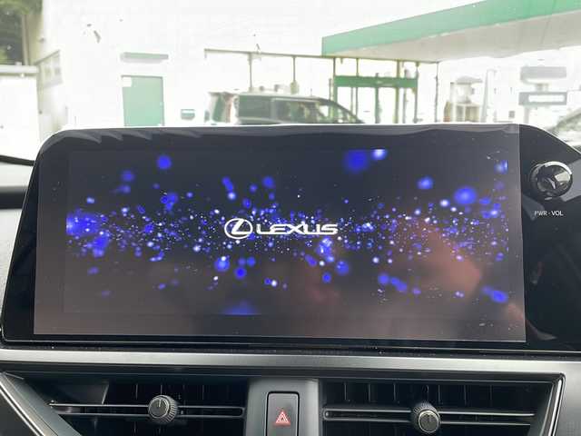 レクサス ＵＸ 300h バージョンC 大阪府 2025(令7)年 0.1万km ソニッククォーツ 純正メモリナビ/・DVD/CD/FM/AM/Bluetooth/Miracast/・フルセグテレビ/ビルトインETC2.0/ドライブレコーダー/全周囲カメラ/衝突軽減ブレーキ/レーンキープアシスト/レーダークルーズコントロール/盗難防止装置/革巻きステアリング/ステアリングリモコン/パドルシフト/ハンドルヒーター/メモリシート（D席+N席）/パワーシート（D席+N席）/シートヒーター（D席+N席）/エアシート（D席+N席）/レザーシート/前後コーナーセンサー/LEDヘッドライト/フォグランプ/オートライト/オートエアコン/スマートキー×2/カードキー×1/プッシュスタート/12V電源/USBジャック×3/純正17インチアルミホイール/純正フロアマット/取扱説明書/ナビ取扱説明書/保証書