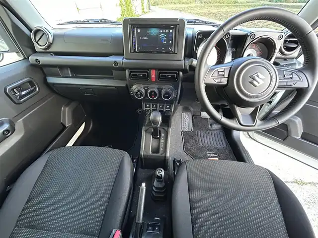 スズキ ジムニー シエラ JC 長崎県 2024(令6)年 1.2万km ピュアホワイトP ワンオーナー/社外ディスプレイオーディオ/（CD/DVD/BT）/バックカメラ/衝突軽減システム/レーンアシスト/シートヒーター/オートライト/前後ドライブレコーダー/スマートキー/プッシュスタート/純正15インチAW