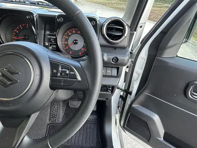 スズキ ジムニー シエラ JC 長崎県 2024(令6)年 1.2万km ピュアホワイトP ワンオーナー/社外ディスプレイオーディオ/（CD/DVD/BT）/バックカメラ/衝突軽減システム/レーンアシスト/シートヒーター/オートライト/前後ドライブレコーダー/スマートキー/プッシュスタート/純正15インチAW