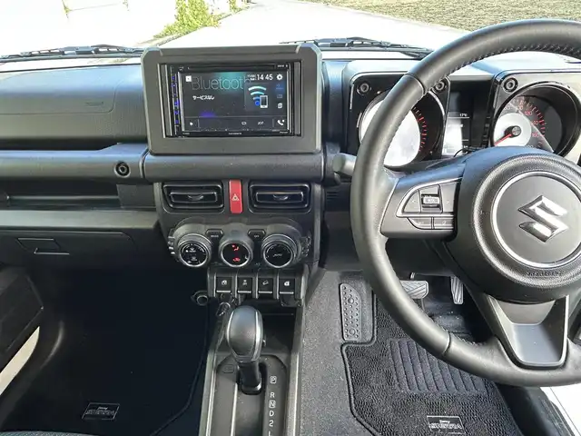 スズキ ジムニー シエラ JC 長崎県 2024(令6)年 1.2万km ピュアホワイトP ワンオーナー/社外ディスプレイオーディオ/（CD/DVD/BT）/バックカメラ/衝突軽減システム/レーンアシスト/シートヒーター/オートライト/前後ドライブレコーダー/スマートキー/プッシュスタート/純正15インチAW