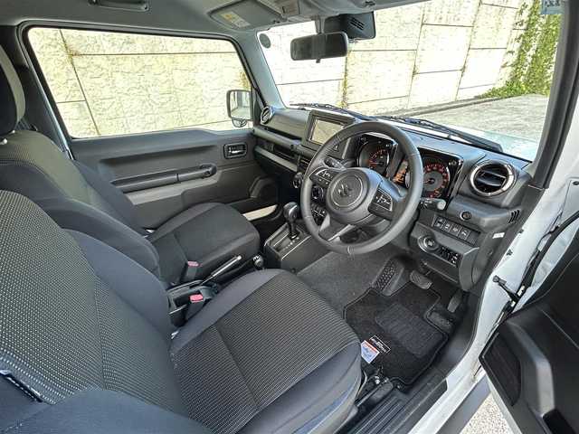 スズキ ジムニー シエラ JC 長崎県 2024(令6)年 1.2万km ピュアホワイトP ワンオーナー/社外ディスプレイオーディオ/（CD/DVD/BT）/バックカメラ/衝突軽減システム/レーンアシスト/シートヒーター/オートライト/前後ドライブレコーダー/スマートキー/プッシュスタート/純正15インチAW