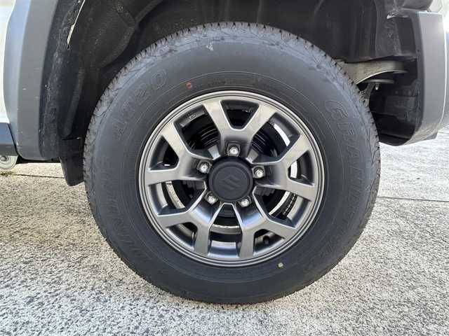 スズキ ジムニー シエラ JC 長崎県 2024(令6)年 1.2万km ピュアホワイトP ワンオーナー/社外ディスプレイオーディオ/（CD/DVD/BT）/バックカメラ/衝突軽減システム/レーンアシスト/シートヒーター/オートライト/前後ドライブレコーダー/スマートキー/プッシュスタート/純正15インチAW