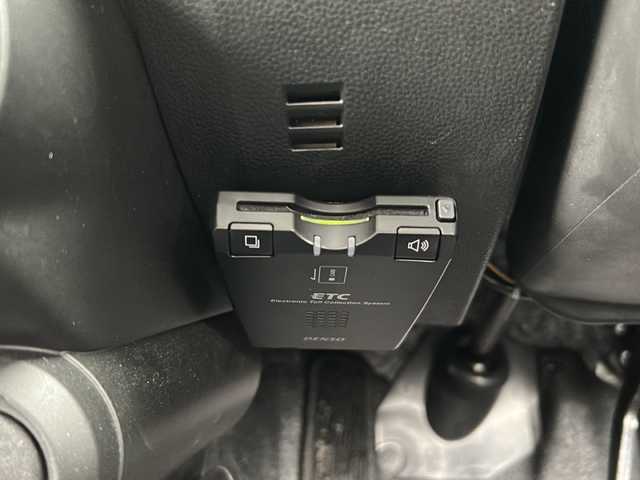 スズキ イグニス ハイブリッド MG 秋田県 2017(平29)年 2.6万km プレミアムシルバーメタリック 登録時走行距離25400km/４WD/純正SDナビ/フルセグTV/CD/DVD/Bluetooth/ETC/横滑り防止装置/盗難防止装置/レーンキープアシスト/衝突被害軽減システム/車線逸脱警報/運助シートヒーター/格納サイドミラー/ダウンヒルアシストコントロール/スチールホイールスタッドレスタイヤ積み込み/ハロゲンヘッドライト/リモコンキー/スペアキー