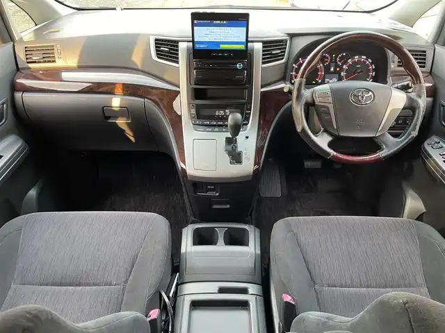 トヨタ ヴェルファイア 2．4Z 京都府 2012(平24)年 9.9万km ホワイトパールクリスタルシャイン (株)IDOMが運営する【じしゃロン伏見店】の自社ローン専用車両になりますこちらは現金またはオートローンご利用時の価格です。自社ローンご希望の方は別途その旨お申付け下さい