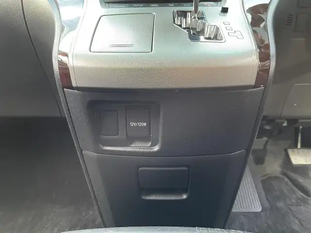 トヨタ ヴェルファイア 2．4Z 京都府 2012(平24)年 9.9万km ホワイトパールクリスタルシャイン (株)IDOMが運営する【じしゃロン伏見店】の自社ローン専用車両になりますこちらは現金またはオートローンご利用時の価格です。自社ローンご希望の方は別途その旨お申付け下さい