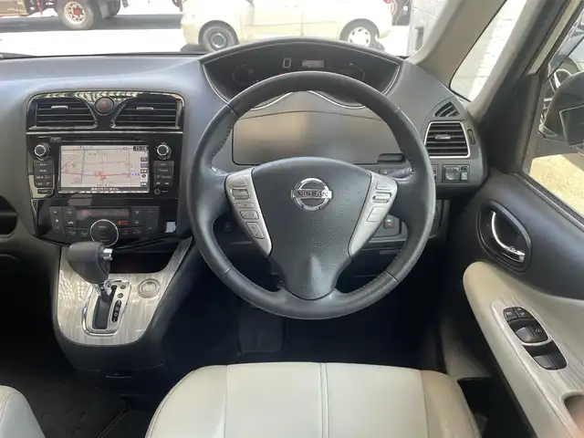 日産 セレナ ハイウェイS G S HV Aセーフ 埼玉県 2015(平27)年 7万km ブリリアントシルバー /パノラミックルーフ//純正メモリナビ//フルセグTV//アラウンドビューモニター//フリップダウンモニター//CD/DVD/Bluetooth//両側パワースライドドア//クルーズコントロール//ビルトインETC//スマートキー×2//衝突軽減ブレーキ//車線逸脱警報//Wエアバッグ&ABS//横滑り防止装置//前後ドライブレコーダー//革巻きステアリング//アイドリングSTOP//オートライト//Fフォグランプ//プライバシーガラス//ドアバイザー//純正16インチAW//新車時保証書//取扱説明書//ナビ取説