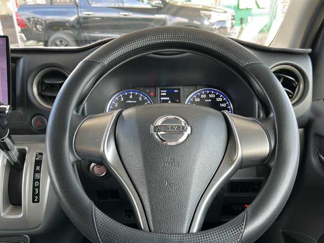 日産 ＮＶ３５０キャラバン GX 東京都 2019(平31)年 5.4万km ブリリアントシルバー キャンピング使用/【２段ベットキット・リアエンターテイメント・リアバッテリー・収納用棚２セット】/社外メモリナビ/【フルセグ・DVD再生可・CD・Bluetooth】/バックカメラ/アラウンドビューモニター/リアエアコン/片側パワースライドドア/ミラー型前後ドライブレコーダー/社外AW付きスタッドレスタイヤ４本積み込み/ローダウン/ETC/横滑り防止機能/新車保証書/取扱説明書/スペアキー