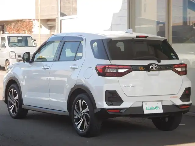 トヨタ ライズ Z 静岡県 2020(令2)年 4.5万km シャイニングホワイトパール PCS（プリクラッシュセーフティ）/車線逸脱警報/ACC(アクティブクルーズコントロール)/横滑り防止/純正ナビゲーション/・NSZT-W68T/・Bluetooth接続/・SD/・地デジフルセグ/・DVD再生/バックカメラ/本革ステアリング/ステアリングスイッチ/純正17インチアルミ/ビルトインETC/MTモード付AT/前席シートヒーター/アイドリングストップ/USBポート×3/・前×1/・後×2/オートライト/フォグライト/リアフォグライト/純正フロアマット/純正ドアバイザー/ウインカーミラー/オートリトラミラー/プッシュスタート/スマートキー×2/スペアタイヤ/新車保証書/取扱説明書/整備記録簿/・新車1ヶ月、6ヶ月、R3、R4、R5、R6、R7