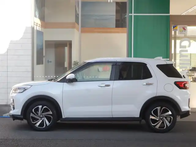 トヨタ ライズ Z 静岡県 2020(令2)年 4.5万km シャイニングホワイトパール PCS（プリクラッシュセーフティ）/車線逸脱警報/ACC(アクティブクルーズコントロール)/横滑り防止/純正ナビゲーション/・NSZT-W68T/・Bluetooth接続/・SD/・地デジフルセグ/・DVD再生/バックカメラ/本革ステアリング/ステアリングスイッチ/純正17インチアルミ/ビルトインETC/MTモード付AT/前席シートヒーター/アイドリングストップ/USBポート×3/・前×1/・後×2/オートライト/フォグライト/リアフォグライト/純正フロアマット/純正ドアバイザー/ウインカーミラー/オートリトラミラー/プッシュスタート/スマートキー×2/スペアタイヤ/新車保証書/取扱説明書/整備記録簿/・新車1ヶ月、6ヶ月、R3、R4、R5、R6、R7