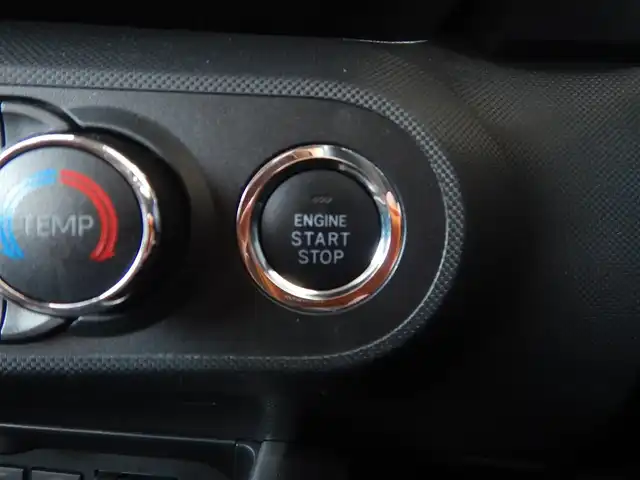 トヨタ ライズ Z 静岡県 2020(令2)年 4.5万km シャイニングホワイトパール PCS（プリクラッシュセーフティ）/車線逸脱警報/ACC(アクティブクルーズコントロール)/横滑り防止/純正ナビゲーション/・NSZT-W68T/・Bluetooth接続/・SD/・地デジフルセグ/・DVD再生/バックカメラ/本革ステアリング/ステアリングスイッチ/純正17インチアルミ/ビルトインETC/MTモード付AT/前席シートヒーター/アイドリングストップ/USBポート×3/・前×1/・後×2/オートライト/フォグライト/リアフォグライト/純正フロアマット/純正ドアバイザー/ウインカーミラー/オートリトラミラー/プッシュスタート/スマートキー×2/スペアタイヤ/新車保証書/取扱説明書/整備記録簿/・新車1ヶ月、6ヶ月、R3、R4、R5、R6、R7