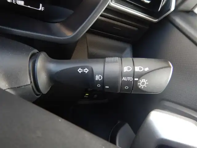 トヨタ ライズ Z 静岡県 2020(令2)年 4.5万km シャイニングホワイトパール PCS（プリクラッシュセーフティ）/車線逸脱警報/ACC(アクティブクルーズコントロール)/横滑り防止/純正ナビゲーション/・NSZT-W68T/・Bluetooth接続/・SD/・地デジフルセグ/・DVD再生/バックカメラ/本革ステアリング/ステアリングスイッチ/純正17インチアルミ/ビルトインETC/MTモード付AT/前席シートヒーター/アイドリングストップ/USBポート×3/・前×1/・後×2/オートライト/フォグライト/リアフォグライト/純正フロアマット/純正ドアバイザー/ウインカーミラー/オートリトラミラー/プッシュスタート/スマートキー×2/スペアタイヤ/新車保証書/取扱説明書/整備記録簿/・新車1ヶ月、6ヶ月、R3、R4、R5、R6、R7