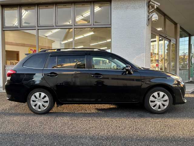 トヨタ カローラ フィールダー 1．5G 神奈川県 2015(平27)年 4.6万km ブラックマイカ ワンオーナー/純正SDナビ/　Bluetooth/CD/フルセグTV/バックカメラ/ルーフレール/衝突被害軽減システム/レーンキープアシスト/横滑り防止装置/ビルトインETC/純正フロアマット/保証書/取扱説明書/スペアキー