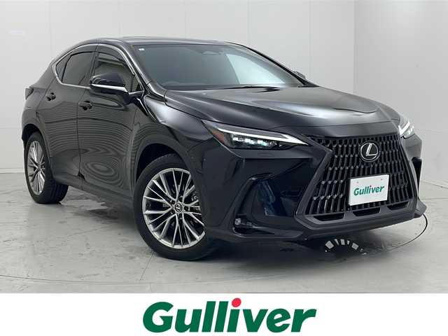 レクサス ＮＸ 450h+ バージョンL 茨城県 2023(令5)年 2.3万km グラファイトブラックガラスフレーク 純正ナビ付ディスプレイオーディオ/・全方位カメラ/・Bluetooth/・フルセグTV/・マークレビンソンサウンド/・HDMI/追従型クルーズコントロール/BSM/４WD/サンルーフ/前後コーナーセンサー/純正ビルドインETC/電動リアゲート/デジタルインナーミラー/ステアリングヒーター/パワーシート（D+N席）/シートベンチレーション（D+N席）/シートヒーター（D+N席）/Advanced Park/トレイルモード/プラグインHV充電ケーブル有/衝突被害軽減ブレーキ/W+サイドエアバッグ/カーテンエアバッグ/LEDヘッドライト/オートライト/オートマチックハイビーム/純正フロアマット/純正アルミホール