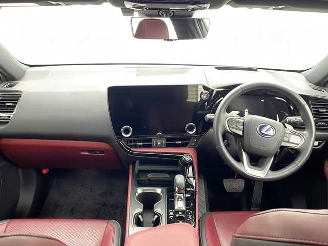 レクサス ＮＸ 450h+ バージョンL 茨城県 2023(令5)年 2.3万km グラファイトブラックガラスフレーク 純正ナビ付ディスプレイオーディオ/・全方位カメラ/・Bluetooth/・フルセグTV/・マークレビンソンサウンド/・HDMI/追従型クルーズコントロール/BSM/４WD/サンルーフ/前後コーナーセンサー/純正ビルドインETC/電動リアゲート/デジタルインナーミラー/ステアリングヒーター/パワーシート（D+N席）/シートベンチレーション（D+N席）/シートヒーター（D+N席）/Advanced Park/トレイルモード/プラグインHV充電ケーブル有/衝突被害軽減ブレーキ/W+サイドエアバッグ/カーテンエアバッグ/LEDヘッドライト/オートライト/オートマチックハイビーム/純正フロアマット/純正アルミホール