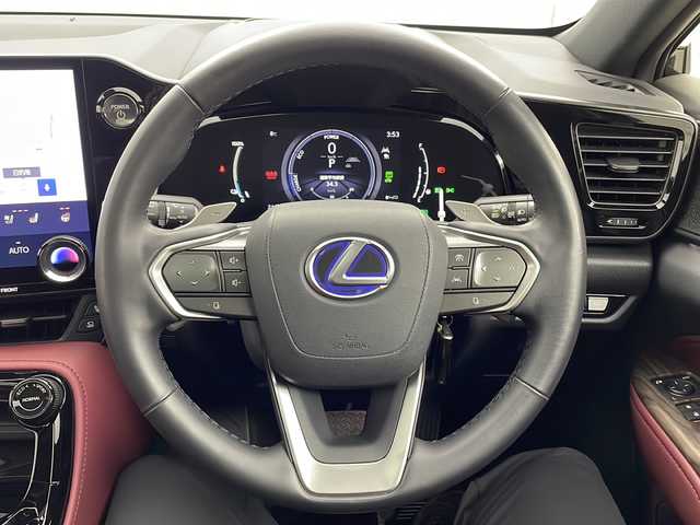 レクサス ＮＸ 450h+ バージョンL 茨城県 2023(令5)年 2.3万km グラファイトブラックガラスフレーク 純正ナビ付ディスプレイオーディオ/・全方位カメラ/・Bluetooth/・フルセグTV/・マークレビンソンサウンド/・HDMI/追従型クルーズコントロール/BSM/４WD/サンルーフ/前後コーナーセンサー/純正ビルドインETC/電動リアゲート/デジタルインナーミラー/ステアリングヒーター/パワーシート（D+N席）/シートベンチレーション（D+N席）/シートヒーター（D+N席）/Advanced Park/トレイルモード/プラグインHV充電ケーブル有/衝突被害軽減ブレーキ/W+サイドエアバッグ/カーテンエアバッグ/LEDヘッドライト/オートライト/オートマチックハイビーム/純正フロアマット/純正アルミホール