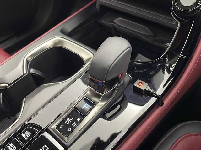 レクサス ＮＸ 450h+ バージョンL 茨城県 2023(令5)年 2.3万km グラファイトブラックガラスフレーク 純正ナビ付ディスプレイオーディオ/・全方位カメラ/・Bluetooth/・フルセグTV/・マークレビンソンサウンド/・HDMI/追従型クルーズコントロール/BSM/４WD/サンルーフ/前後コーナーセンサー/純正ビルドインETC/電動リアゲート/デジタルインナーミラー/ステアリングヒーター/パワーシート（D+N席）/シートベンチレーション（D+N席）/シートヒーター（D+N席）/Advanced Park/トレイルモード/プラグインHV充電ケーブル有/衝突被害軽減ブレーキ/W+サイドエアバッグ/カーテンエアバッグ/LEDヘッドライト/オートライト/オートマチックハイビーム/純正フロアマット/純正アルミホール