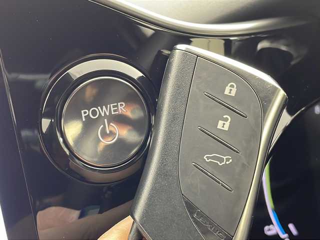 レクサス ＮＸ 450h+ バージョンL 茨城県 2023(令5)年 2.3万km グラファイトブラックガラスフレーク 純正ナビ付ディスプレイオーディオ/・全方位カメラ/・Bluetooth/・フルセグTV/・マークレビンソンサウンド/・HDMI/追従型クルーズコントロール/BSM/４WD/サンルーフ/前後コーナーセンサー/純正ビルドインETC/電動リアゲート/デジタルインナーミラー/ステアリングヒーター/パワーシート（D+N席）/シートベンチレーション（D+N席）/シートヒーター（D+N席）/Advanced Park/トレイルモード/プラグインHV充電ケーブル有/衝突被害軽減ブレーキ/W+サイドエアバッグ/カーテンエアバッグ/LEDヘッドライト/オートライト/オートマチックハイビーム/純正フロアマット/純正アルミホール