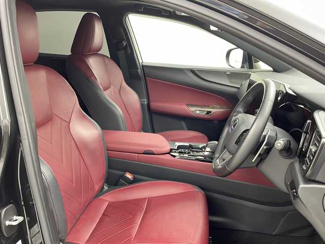 レクサス ＮＸ 450h+ バージョンL 茨城県 2023(令5)年 2.3万km グラファイトブラックガラスフレーク 純正ナビ付ディスプレイオーディオ/・全方位カメラ/・Bluetooth/・フルセグTV/・マークレビンソンサウンド/・HDMI/追従型クルーズコントロール/BSM/４WD/サンルーフ/前後コーナーセンサー/純正ビルドインETC/電動リアゲート/デジタルインナーミラー/ステアリングヒーター/パワーシート（D+N席）/シートベンチレーション（D+N席）/シートヒーター（D+N席）/Advanced Park/トレイルモード/プラグインHV充電ケーブル有/衝突被害軽減ブレーキ/W+サイドエアバッグ/カーテンエアバッグ/LEDヘッドライト/オートライト/オートマチックハイビーム/純正フロアマット/純正アルミホール