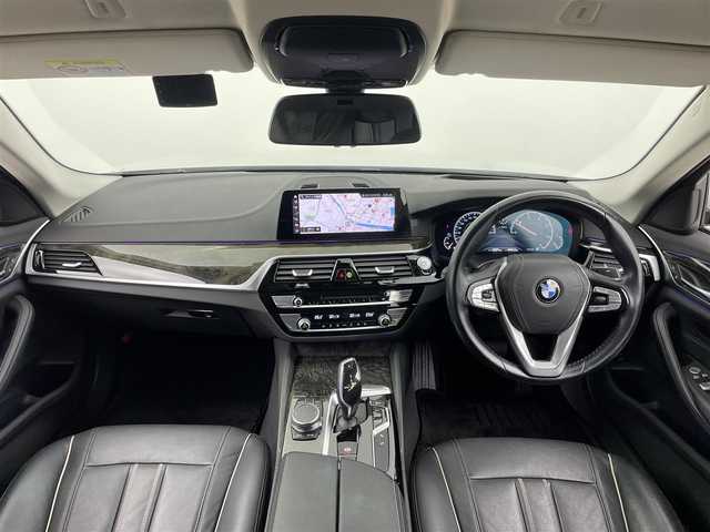 ＢＭＷ ５２３ｄ ラグジュアリー 大分県 2019(平31)年 5.5万km ミネラルホワイト インテリジェントセーフティ/ヘッドアップディスプレイ/360°モニター/純正HDDナビ/【フルセグTV、DVD再生可、BT対応、USB】/ステアリングスイッチ/ミラー一体型ETC/純正ドライブレコーダー/電動パーキング/オートホールド機能/黒レザーシート/・運転席2メモリーシート/・前席パワーシート/・全席シートヒーター/パワーバックドア/アイドリングストップ/横滑り防止装置/電動格納ミラー/オートライト/LEDヘッドライト/LEDフォグ/リアフォグ/純正18インチアルミホイール/保証書、取説、スペアキー有り