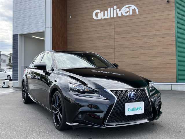 レクサス ＩＳ 300h Fスポーツ Xライン 埼玉県 2015(平27)年 3.2万km ブラック 登録時31235km/10周年記念特別仕様車/ワンオーナー/サンルーフ/プリクラッシュセーフティ/専用スカーレッド&ブラックレザー/　・パワーシート/　・エアーシート/　・シートヒーター/純正メーカーSDナビ/　・バックカメラ/　・フルセグTV/　・Bluetooth接続/　・CD/DVD/ブルーレイ再生/　・SDミュージックサーバー/　・USB/AUX端子/　・G-Link/ETC（DSRC）/LEDヘッドライト/LEDフォグライト/純正18インチAW/　・Fタイヤ【225/40R18】/　・Rタイヤ【255/35R18】/レーダークルーズコントロール/革巻きステアリング/パドルシフト/スマートキー×2/プッシュスタートボタン/保証書/整備記録簿（H28.H29.H30.R2.R4.R6）