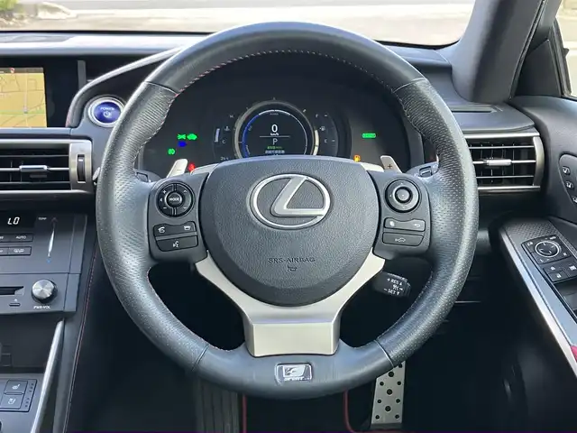 レクサス ＩＳ 300h Fスポーツ Xライン 埼玉県 2015(平27)年 3.2万km ブラック 登録時31235km/10周年記念特別仕様車/ワンオーナー/サンルーフ/プリクラッシュセーフティ/専用スカーレッド&ブラックレザー/　・パワーシート/　・エアーシート/　・シートヒーター/純正メーカーSDナビ/　・バックカメラ/　・フルセグTV/　・Bluetooth接続/　・CD/DVD/ブルーレイ再生/　・SDミュージックサーバー/　・USB/AUX端子/　・G-Link/ETC（DSRC）/LEDヘッドライト/LEDフォグライト/純正18インチAW/　・Fタイヤ【225/40R18】/　・Rタイヤ【255/35R18】/レーダークルーズコントロール/革巻きステアリング/パドルシフト/スマートキー×2/プッシュスタートボタン/保証書/整備記録簿（H28.H29.H30.R2.R4.R6）