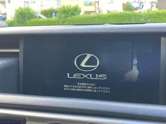 レクサス ＩＳ 300h Fスポーツ Xライン 埼玉県 2015(平27)年 3.2万km ブラック 登録時31235km/10周年記念特別仕様車/ワンオーナー/サンルーフ/プリクラッシュセーフティ/専用スカーレッド&ブラックレザー/　・パワーシート/　・エアーシート/　・シートヒーター/純正メーカーSDナビ/　・バックカメラ/　・フルセグTV/　・Bluetooth接続/　・CD/DVD/ブルーレイ再生/　・SDミュージックサーバー/　・USB/AUX端子/　・G-Link/ETC（DSRC）/LEDヘッドライト/LEDフォグライト/純正18インチAW/　・Fタイヤ【225/40R18】/　・Rタイヤ【255/35R18】/レーダークルーズコントロール/革巻きステアリング/パドルシフト/スマートキー×2/プッシュスタートボタン/保証書/整備記録簿（H28.H29.H30.R2.R4.R6）