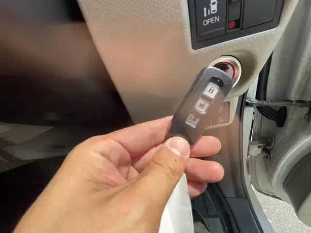 ホンダ Ｎ ＢＯＸ G L ホンダセンシング 岡山県 2020(令2)年 13.4万km プラチナホワイトパール (株)IDOMが運営する【じしゃロン岡山店】の自社ローン専用車両になります。こちらは現金またはオートローンご利用時の価格です。自社ローンご希望の方は別途その旨お申付け下さい/・社外ナビゲーション/・片側電動スライドドア/・バックカメラ/・ＥＴＣ