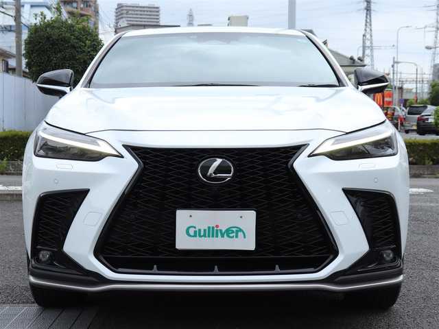 レクサス ＮＸ 350h Fスポーツ 兵庫県 2022(令4)年 1.7万km ホワイトノーヴァガラスフレーク ワンオーナー/パノラマルーフ/前後ドラレコ/セーフティシステムプラス/14インチディスプレイオーディオ/20インチAW235/50/赤黒コンビシート/パワーシート/ポジションメモリ/パノラミックビューモニターセット/フロントドアカーテシーランプ/ETC2.0/クルーズコントロール/AC100V/100Wアクセサリーコンセント/3眼フルLEDヘッドランプ/「LEXUS」ロゴ入りオレンジブレーキキャリパー/おくだけ充電/保証書/記録簿（R6.7）