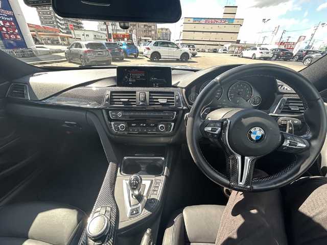 ＢＭＷ Ｍ４ クーペ 富山県 2016(平28)年 4.5万km シルバー 純正HDDナビ/リアカメラ/フルセグ/Bluetooth/HUD/衝突警告/インテリジェントセーフティー/車線逸脱警告/Mドライブセレクト/社外19インチAW/カーボンインテリアトリム/カーボンステアリング/黒本革シート/ミラー一体型ETC/パドルシフト/コンフォートアクセス/LEDヘッドライト/オートライト/ドラレコ（F）