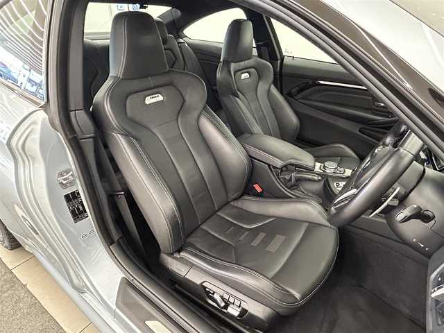 ＢＭＷ Ｍ４ クーペ 富山県 2016(平28)年 4.5万km シルバー 純正HDDナビ/リアカメラ/フルセグ/Bluetooth/HUD/衝突警告/インテリジェントセーフティー/車線逸脱警告/Mドライブセレクト/社外19インチAW/カーボンインテリアトリム/カーボンステアリング/黒本革シート/ミラー一体型ETC/パドルシフト/コンフォートアクセス/LEDヘッドライト/オートライト/ドラレコ（F）