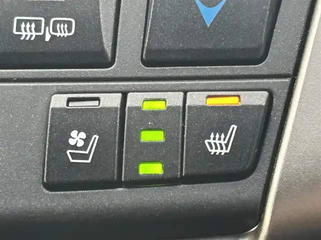 レクサス ＮＸ 300h Fスポーツ 山形県 2015(平27)年 8.6万km グラファイトブラックガラスフレーク 衝突被害軽減システム/純正SDナビ/　　【CD　DVD　BT　フルセグ　USB　AUX　MSV】/全周囲カメラ/パワーバックドア/レーダークルーズコントロール/LEDオートライト/レザーシート/パワーシート/エアシート/シートヒーター/純正20インチアルミホイール/ドライブレコーダー/コーナーセンサー/ステアリングヒーター/ブラインドスポットモニター/ステアリングスイッチ/スマートキー/ETC