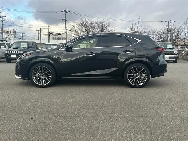 レクサス ＮＸ 300h Fスポーツ 山形県 2015(平27)年 8.6万km グラファイトブラックガラスフレーク 衝突被害軽減システム/純正SDナビ/　　【CD　DVD　BT　フルセグ　USB　AUX　MSV】/全周囲カメラ/パワーバックドア/レーダークルーズコントロール/LEDオートライト/レザーシート/パワーシート/エアシート/シートヒーター/純正20インチアルミホイール/ドライブレコーダー/コーナーセンサー/ステアリングヒーター/ブラインドスポットモニター/ステアリングスイッチ/スマートキー/ETC