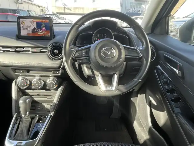 マツダ デミオ 13S ツーリング 島根県 2018(平30)年 7.2万km スノーフレイクホワイトパールマイカ 純正SDナビ　/フルセグTV　/DVD再生　/Bluetooth接続　/バックカメラ　/前後ドライブレコーダー　/ビルトインETC　/アイドリングストップ　/衝突軽減ブレーキ　/ヘッドアップディスプレイ　/前席シートヒーター　/デジタルインナーミラー/スマートキー/プッシュスタート/純正LEDヘッドライト　/純正１５インチアルミホイール/純正フロアマット