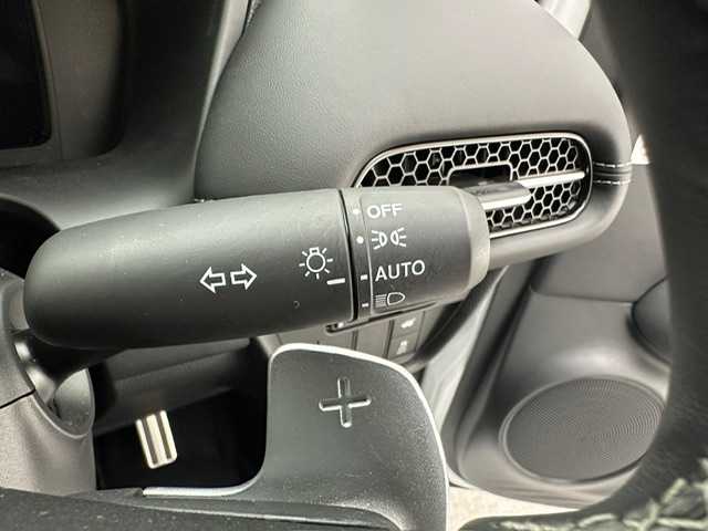 ホンダ ＺＲ－Ｖ 兵庫県 2022(令4)年 1.1万km プラチナホワイトパール 純正メモリナビ(Bluetooth/USB/フルセグ/スマートフォン連携)/全方位カメラ/BOSEサウンド/パドルシフト/レザーシート/パワーシート/シートヒーター/パワーバックドア/ワイヤレス充電/追従型クルーズコントロール/ブラインドスポットモニター/ステアリングヒーター/純正18インチアルミホイール/純正フロアマット/コーナーセンサー/ビルトインETC