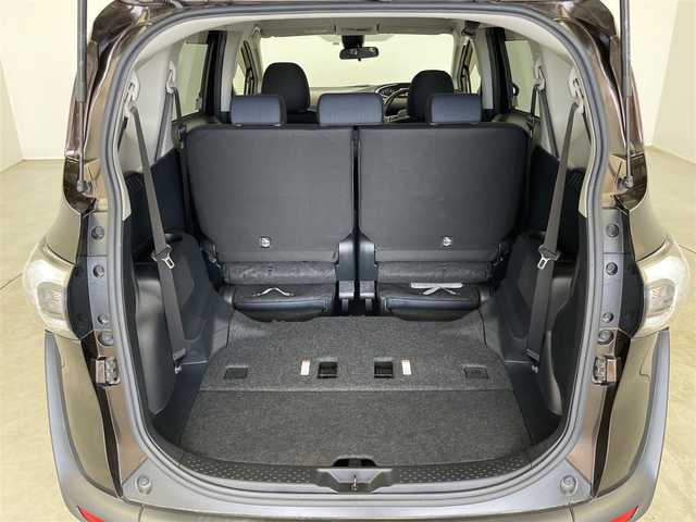 トヨタ シエンタ G 埼玉県 2017(平29)年 4.9万km ヴィンテージブラウンパールクリスタルシャイン 純正7インチナビ　（NSZT-W66T）/　フルセグTV　CD/DVD/SD/Bluetooth/ワンオーナー/プッシュスタート/ステアリングスイッチ/バックカメラ/両側パワースライドドア/ETC/3列シート/アイドリングストップ/オートマチックハイビーム/プリクラッシュセーフティ/ビークルスタビリティコントロール/レーンディパーチャーアラート/純正フロアマット