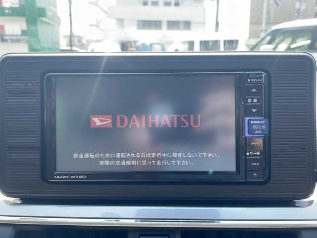 ダイハツ キャスト スタイル X リミテッド SAⅢ 大阪府 2022(令4)年 1.1万km ダークエメラルドマイカ ワンオーナー/純正メモリナビ/・AM/FM/CD/DVD/Bluetooth/・ワンセグテレビ/バックカメラ/ETC/ドライブレコーダー/衝突軽減ブレーキ/アイドリングストップ/横滑り防止装置/盗難防止装置/シートヒーター（D席+N席）/オートマチックハイビーム/オートライト/オートエアコン/プッシュスタートボタン/スマートキー×2/ステアリングリモコン/12V充電器/純正フロアマット/ドアバイザー/保証書/取扱説明書/ナビ取扱説明書