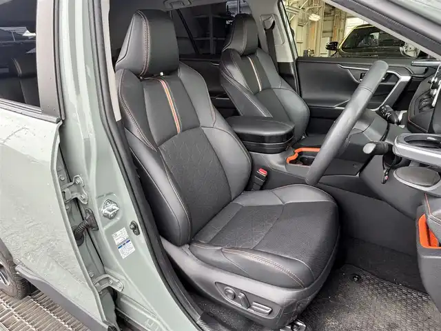 トヨタ ＲＡＶ４ アドベンチャー 東京都 2021(令3)年 4.5万km アッシュグレーメタリック/アーバンカーキ ダイナミックトルクベクタリング４WD/ダイヤル式マルチテレインセレクト/ダウンヒルアシストコントロール/セーフティセンス（衝突回避支援パッケージ）/先行車発進告知機能/インテリジェントクリアランスソナー /アダプティブクルーズコントロール/パワーバックドア/パワーシート（運転席/助手席）/シートヒーター/ハンドルヒーター/ドライブレコーダー/ETC/ボディ同色ドアミラー（電動オート格納機能/ヒーター/ウィンカー/助手席側補助ミラー付）/ボディ同色アウトサイドドアハンドル/無塗装ワイドホイールアーチモール/ボディ同色リアスポイラー/無塗装リアサイドスポイラー/フラット型ルーフレール/オレンジステッチ入ダッシュボード/オレンジソフトマット付オープントレイ/自動防眩インナーミラー/オプティトロンメーター（自発光式アナログメーター）/７インチマルチインフォメーションディスプレイ/サテンメッキ加飾付革巻きステアリングホイール/サテンメッキ加飾付革巻きシフトノブ/左右独立温度調整オートエアコン/スマートエントリー/スタートシステム/９インチディスプレイオーディオ/６スピーカー