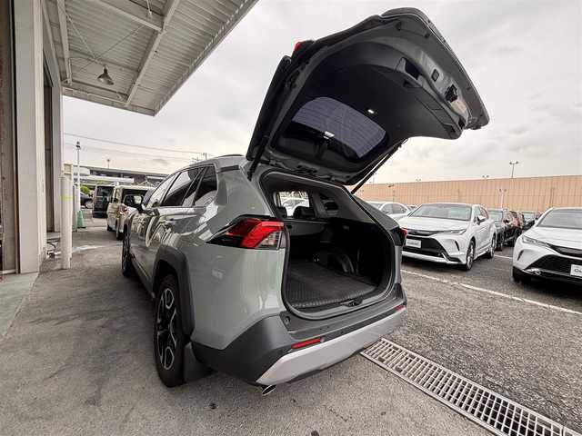 トヨタ ＲＡＶ４ アドベンチャー 東京都 2021(令3)年 4.5万km アッシュグレーメタリック/アーバンカーキ ダイナミックトルクベクタリング４WD/ダイヤル式マルチテレインセレクト/ダウンヒルアシストコントロール/セーフティセンス（衝突回避支援パッケージ）/先行車発進告知機能/インテリジェントクリアランスソナー /アダプティブクルーズコントロール/パワーバックドア/パワーシート（運転席/助手席）/シートヒーター/ハンドルヒーター/ドライブレコーダー/ETC/ボディ同色ドアミラー（電動オート格納機能/ヒーター/ウィンカー/助手席側補助ミラー付）/ボディ同色アウトサイドドアハンドル/無塗装ワイドホイールアーチモール/ボディ同色リアスポイラー/無塗装リアサイドスポイラー/フラット型ルーフレール/オレンジステッチ入ダッシュボード/オレンジソフトマット付オープントレイ/自動防眩インナーミラー/オプティトロンメーター（自発光式アナログメーター）/７インチマルチインフォメーションディスプレイ/サテンメッキ加飾付革巻きステアリングホイール/サテンメッキ加飾付革巻きシフトノブ/左右独立温度調整オートエアコン/スマートエントリー/スタートシステム/９インチディスプレイオーディオ/６スピーカー