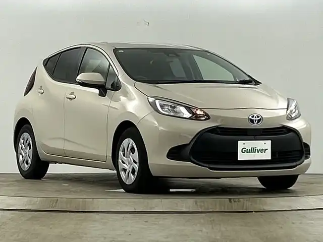 トヨタ アクア X 愛知県 2021(令3)年 2.1万km クリアベージュメタリック 禁煙車/純正8インチディスプレイオーディオ/（Bluetooth・AppleCarplay・AndroidAuto）/全方位カメラ/AC100V電源/トヨタセフティセンス/・衝突軽減ブレーキ/・レーンキープアシスト/・クリアランスソナー/・オートマチックハイビ/・追従式クルーズコントロール/ブラインドスポットモニター/ビルトインETC/LEDヘッドライト/社外フロアマット/スペアキー/プッシュスタート